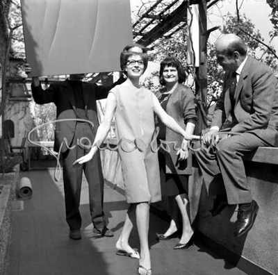 Lucio Fontana con Bruna Bini e una indossatrice. Sfilata dei modelli disegnati dagli artisti per l'Atelier di Bruna Bini e Giuseppe Telese. Milano, marzo 1961